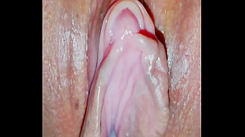 Зачетная брюнетка порется на порно порно отборе и достает семенную жидкость в рот